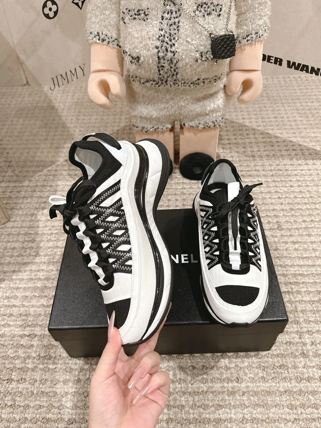 👟👟Ex-factory price 560👟👟Chanel Chanel dad shoes, casual sports shoes. This classic design; the upper is embroidered with various techniques; the outsole is fashionable and sporty; it is unusual to incorporate a variety of color matching elements... The diversified mix and match is very good-looking and versatile, casual, fashionable, sports, and outdoor can be taken into account... ꫛꫀꪝ Go➫ Material: ❶Upper is made of: Original imported first-layer silk cowhide + original waterproof cloth + original first-layer cowhide ❷Inner lining: original sheep lining ❸Outsole based on: original T👟👟Factory price U combination outsole Special counter boutique packaging complete set for women 35–41